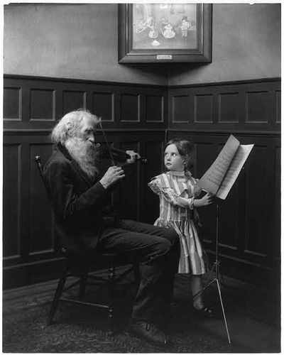 Bearded violinist with child (image)